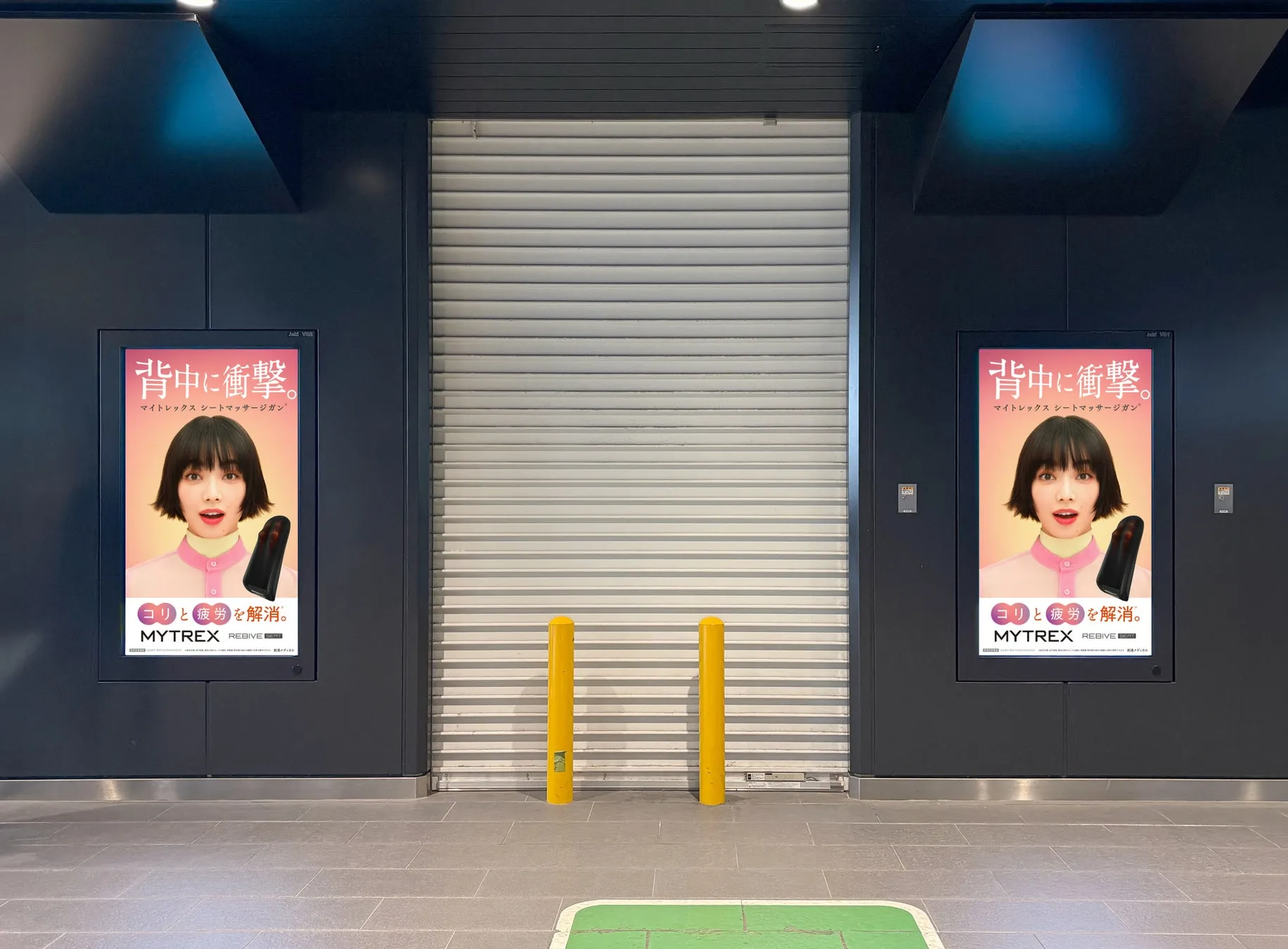 壁に設置された広告ポスター