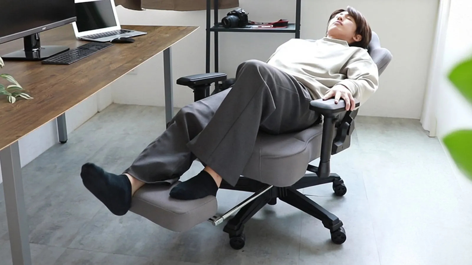 フルリクライニングとフットレストでくつろぐ様子