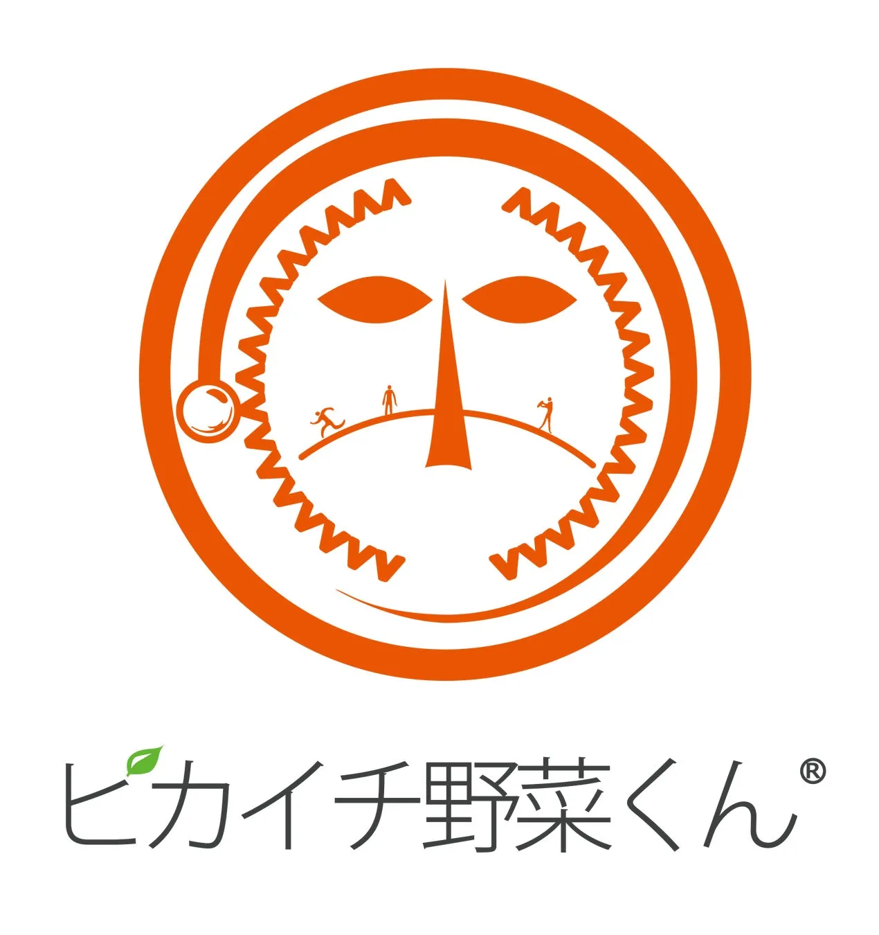 オレンジ色の円の中に、顔の形をしたデザインと人が描かれたロゴ。下には日本語のテキストがあります。