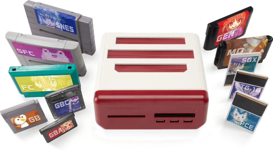 レトロゲーム機と様々なゲームカートリッジの画像。