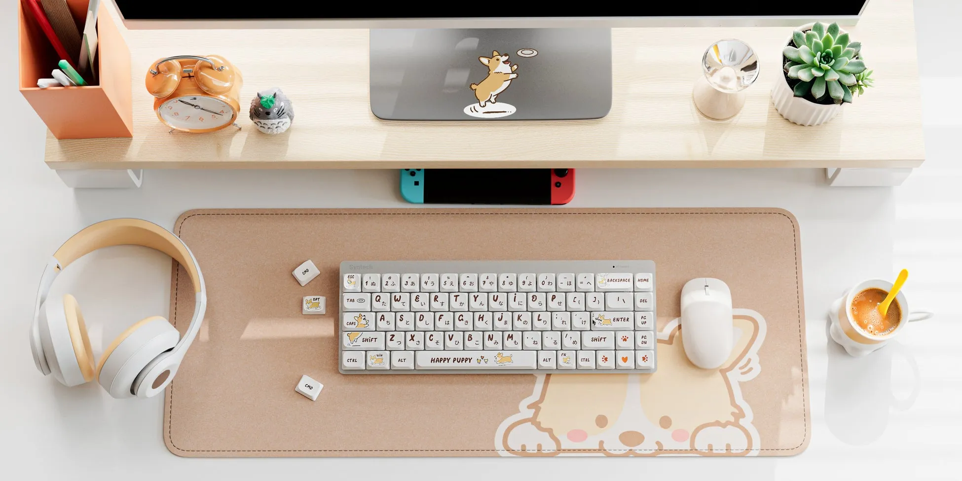 犬のイラストが描かれたキーボードとマウスパッドが置かれた机。