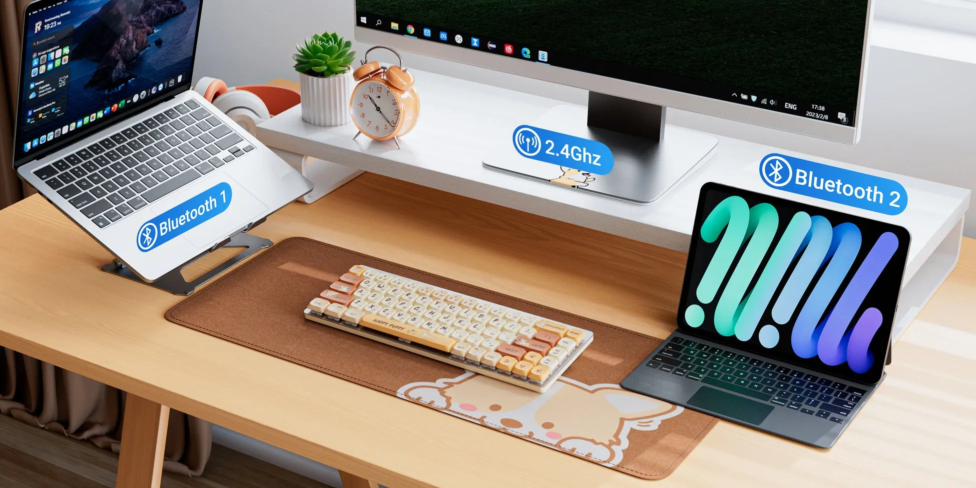 複数のデバイス（ノートPC、タブレット、モニター）とG68LPキーボードが並べられたデスク。