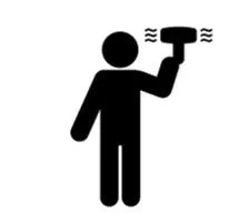 ヘアドライヤーを持っている人のシルエット