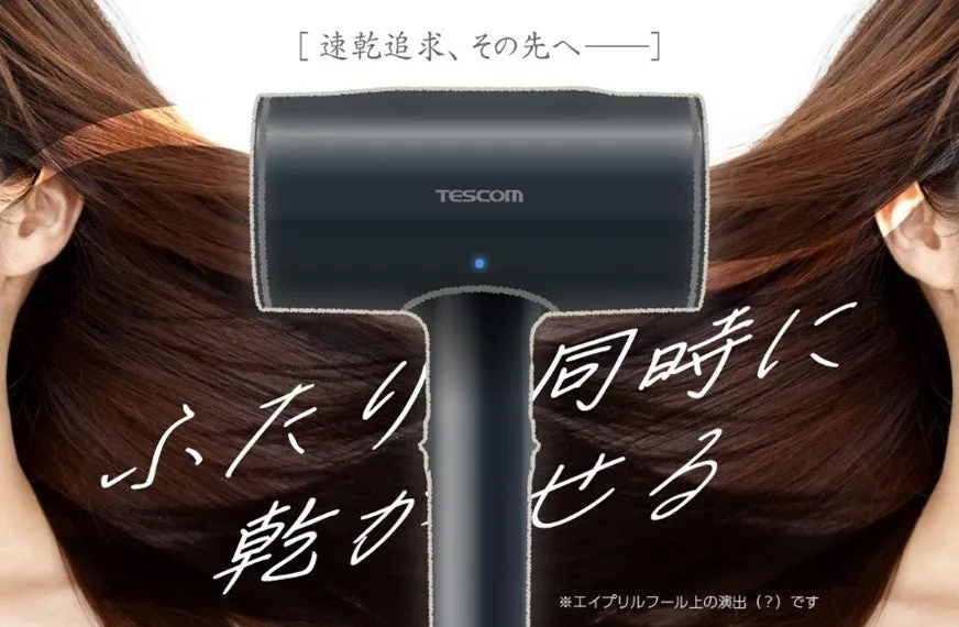 TESCOMのヘアドライヤーの広告。両側に長い髪の毛があり、中央にヘアドライヤーが配置されています。広告には、速乾性を追求し、2人同時に乾かすことができるというメッセージが書かれています。