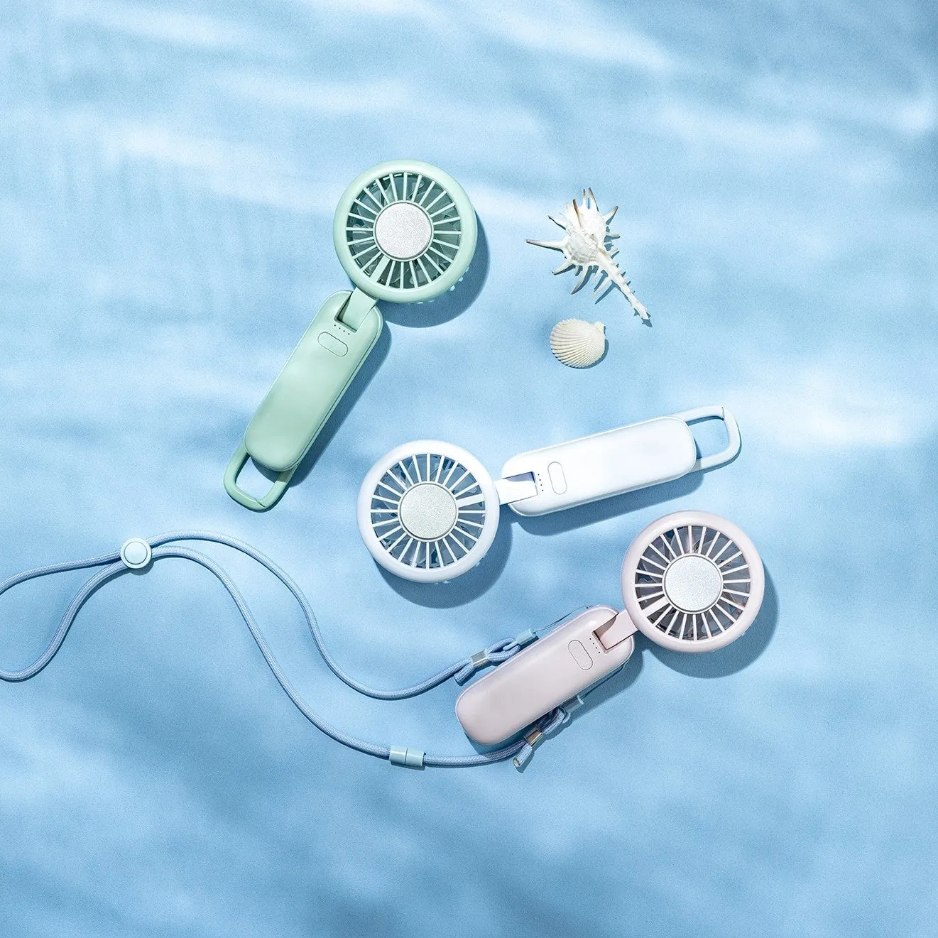 ポータブル扇風機と貝殻