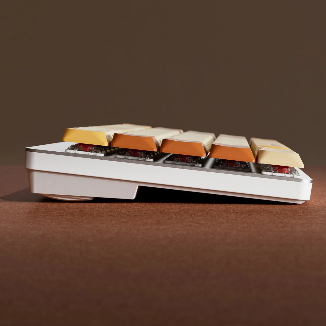 茶色と白のキーボードのクローズアップ。