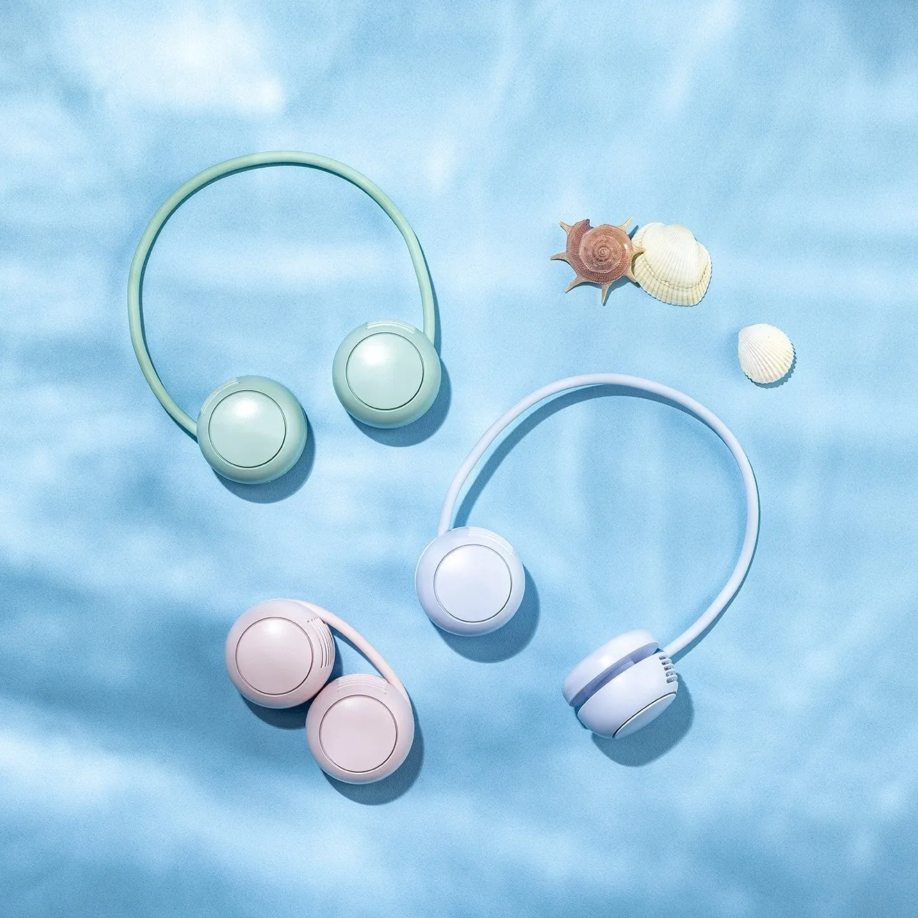 青い背景のネックファン