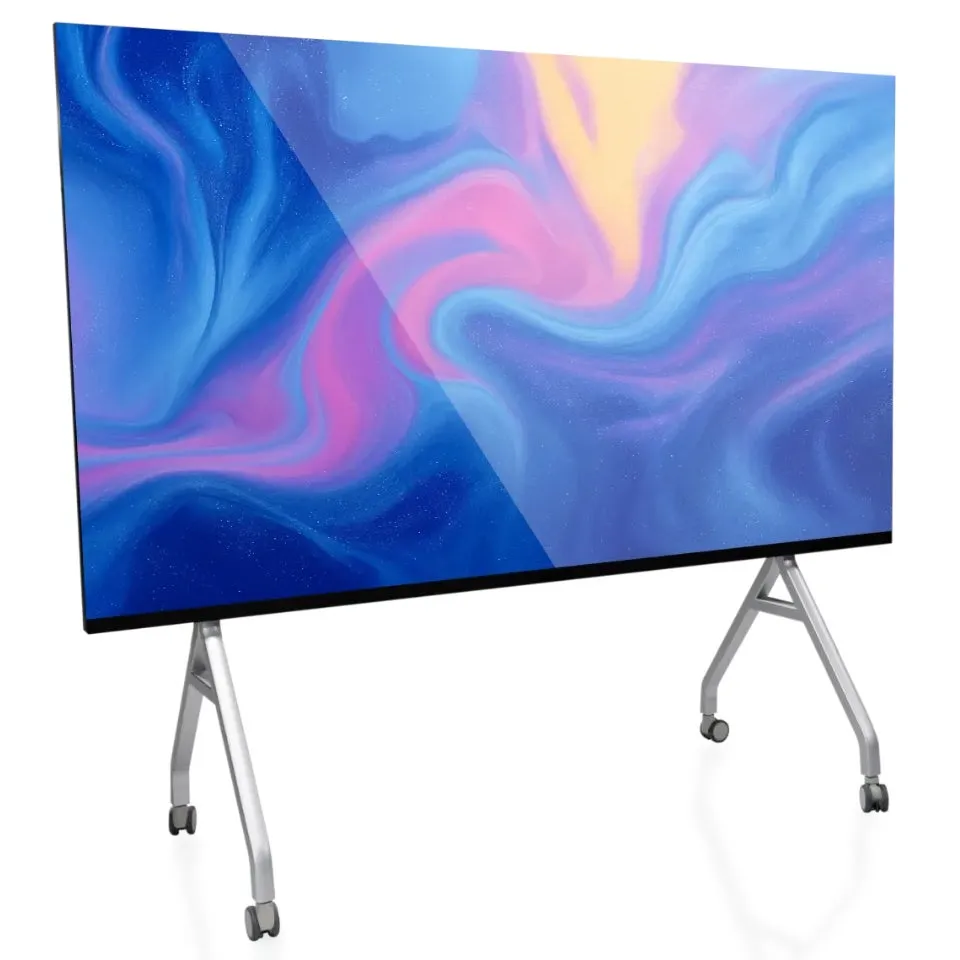 巨大なテレビがスタンドに設置されている画像。テレビ画面には、青、ピンク、黄色の抽象的な模様が表示されている。
