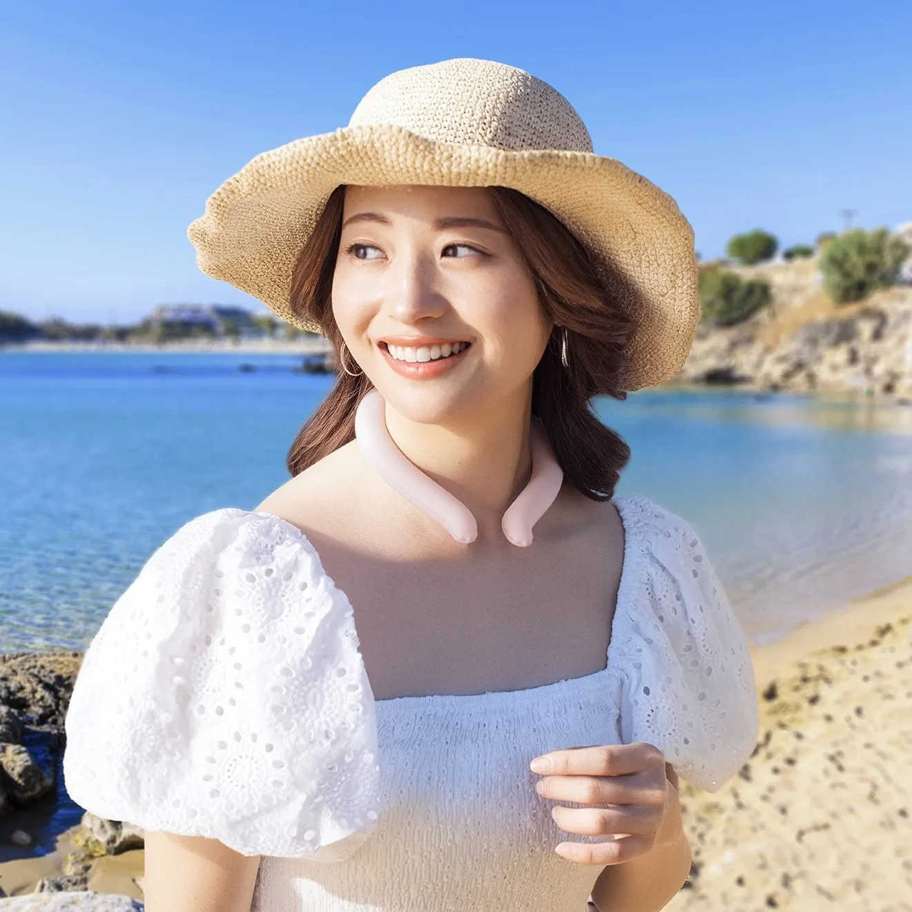 笑顔の女性が冷却リングを着用