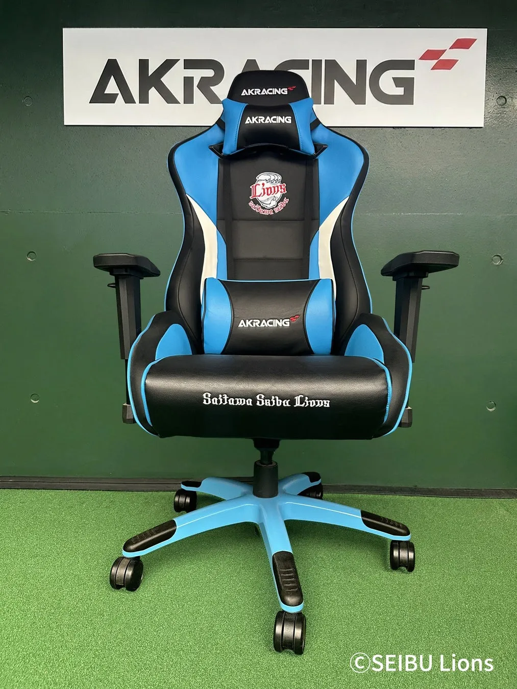 ベルーナドームの監督席に設置されたAKRacingのゲーミングチェア。埼玉西武ライオンズとのコラボモデルで、チームのロゴや名前がデザインされている。