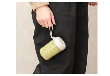 人が手に持った容器を持っている様子
