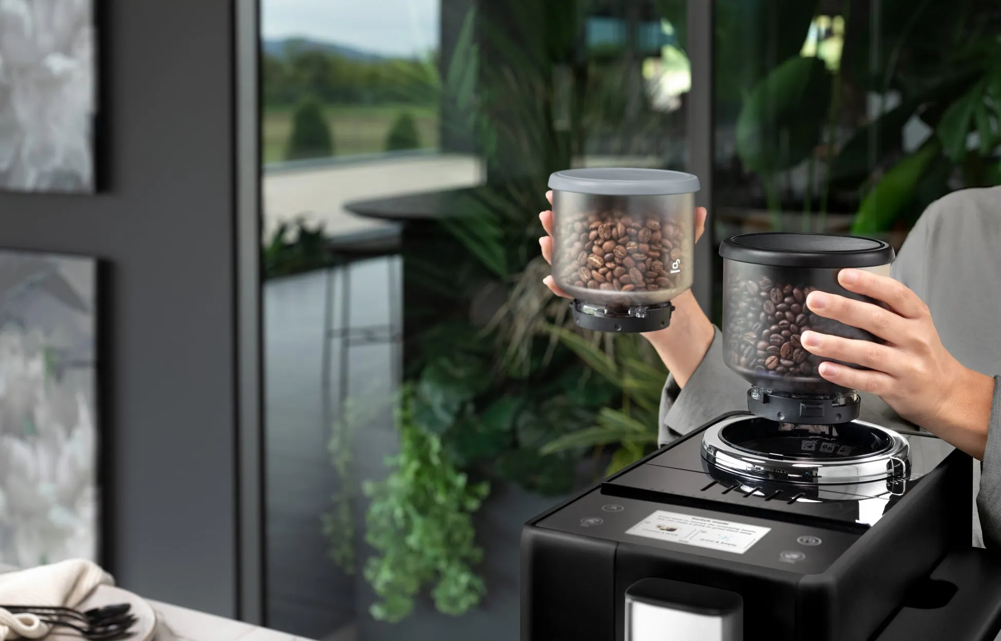 ビーンスイッチシステムで豆を入れ替える様子