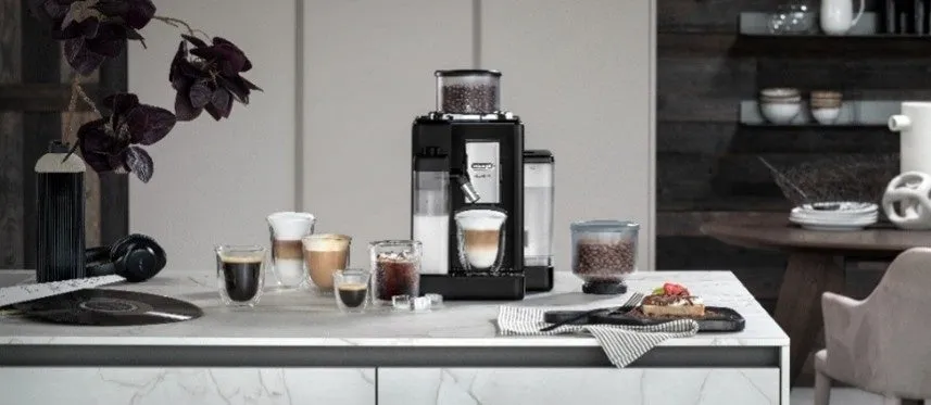 デロンギ リヴェリア ミルクモデル オニキスブラックとコーヒー豆